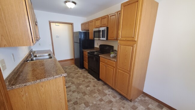 kitchen - 719 Crawford Dr