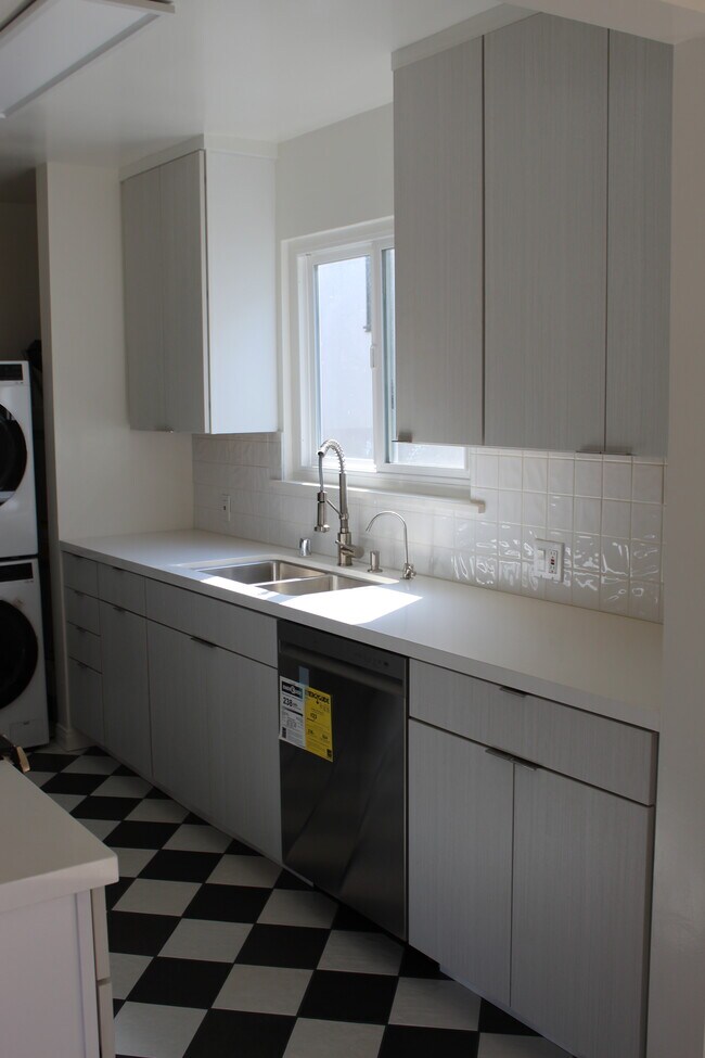 Photo - 5804 San Vicente Blvd