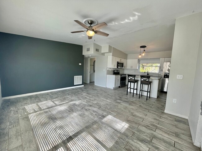 Photo - 1434 Overlea St