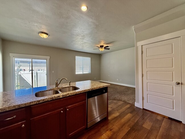 6928 Village River Ln