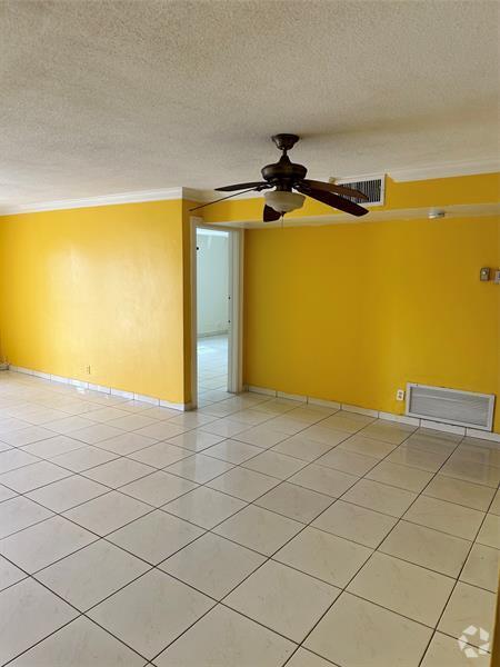 Building Photo - 5900 NW 17th Pl Unit 103 Rental