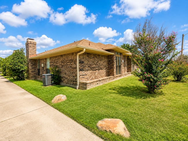 Building Photo - 3125 Tudor Ln Unit # 3129