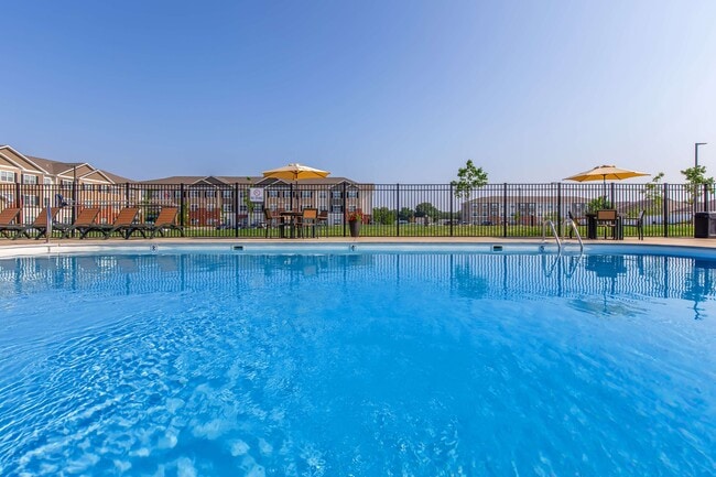 Scenic Station Apartments Pool - Scenic Station Apartments