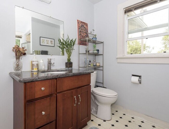 3951 SE Holgate Blvd Unit 3953 - Upstairs Unit