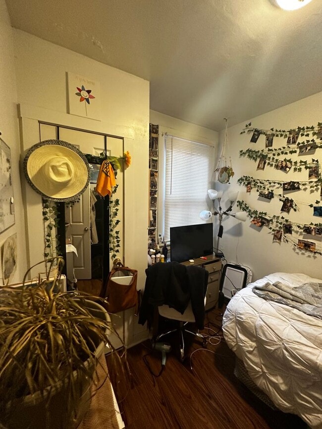 Photo - Four Bedroom House in Oakland!