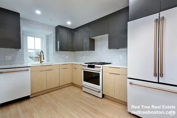 Building Photo - 15 Lanark Rd Unit 4 Rental