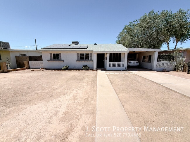 Building Photo - 2801 W Glenrosa Ave