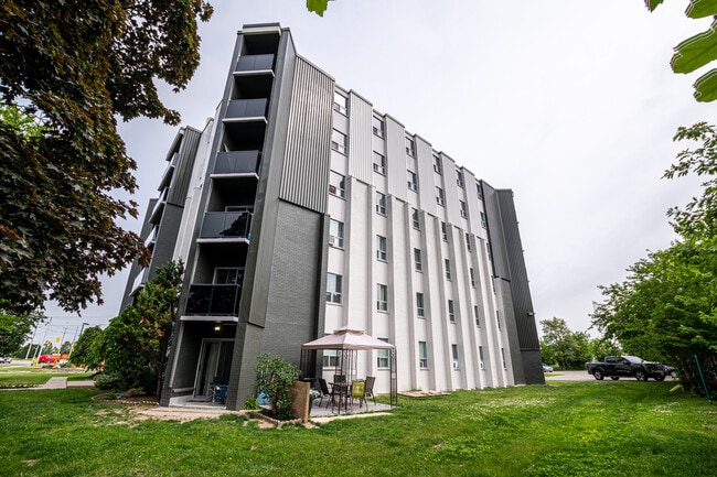 Building Photo - 36 River Rd E