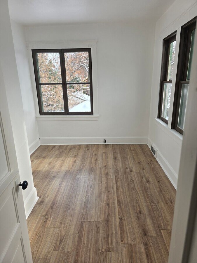 Photo - 402 S Gardiner Ave Unit 2 (upper)