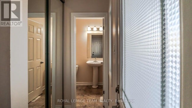 Photo - 403 Temiskaming Crescent