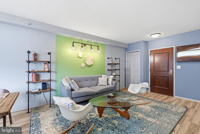 Building Photo - 7111 Woodmont Ave Unit 518