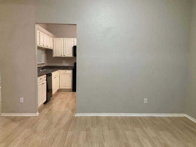 Photo - 512 Buttercup