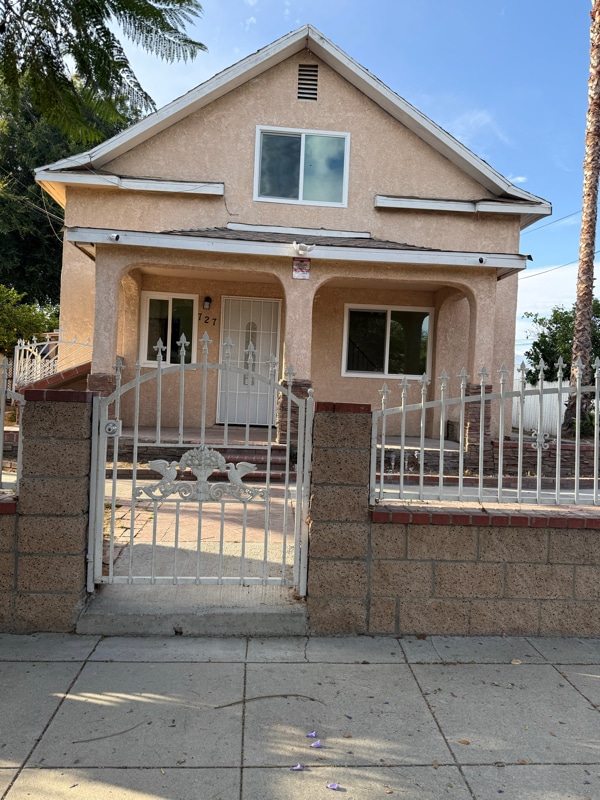 Building Photo - 727 E 11th St Rental