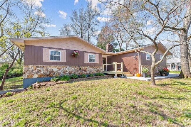 Building Photo - Forsyth Beauty Rental