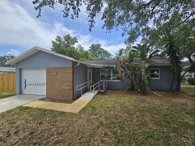 Building Photo - JUST REDUCED... must see beautiful 3/2 1071 Sq. Ft. with a POOL!! Gorgeous updated Kitchen & bath...