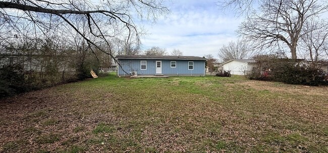 Photo - 205 Robert E Lee St