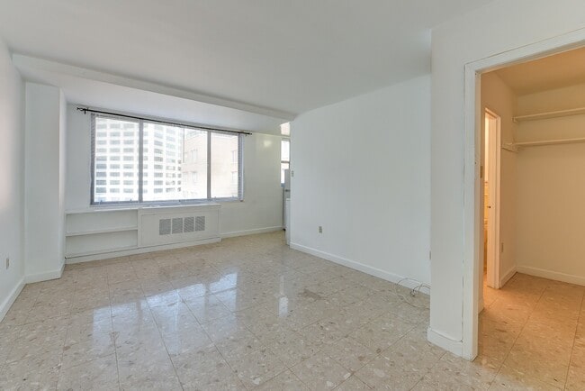 Building Photo - Spacious & Bright Junior One Bedroom at River Place North