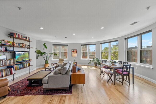 Building Photo - 400 9th St Unit W5E