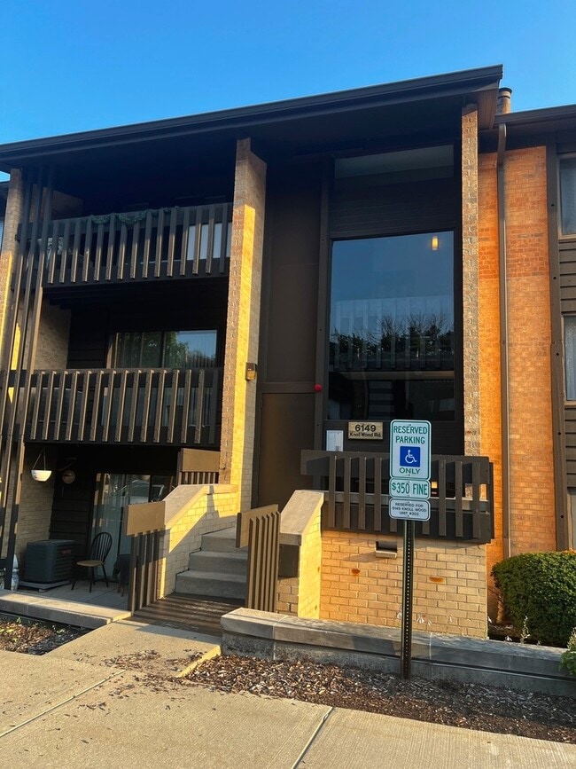 Building Photo - 6149 Knoll Wood Ct Unit 104