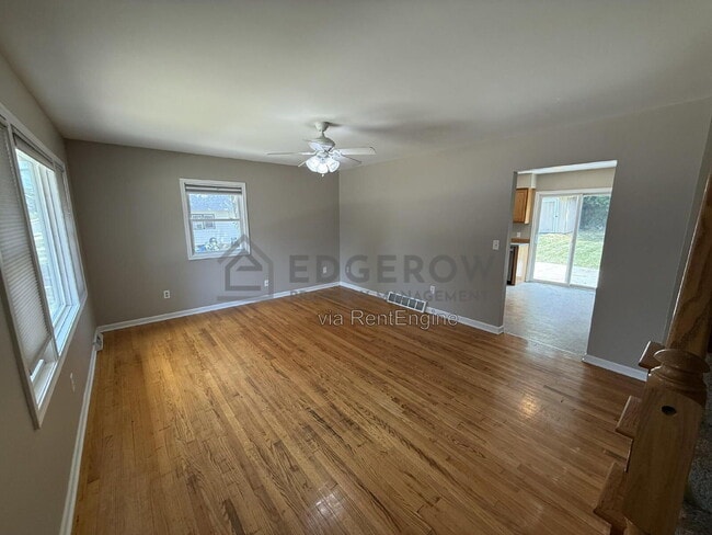 Photo - 1240 Emerald Ave NE