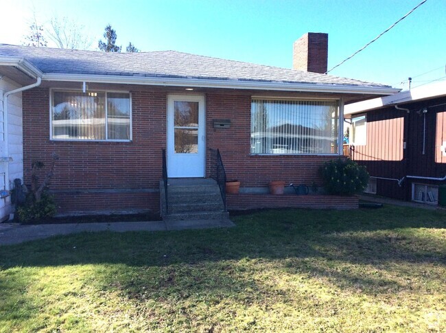 Building Photo - House - 2 units available! 3 BDRM/1 BATH o...