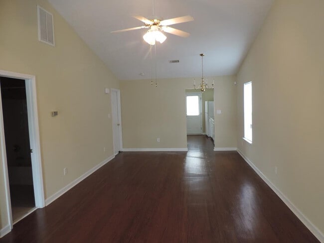 Photo - 105 Laurel Pl