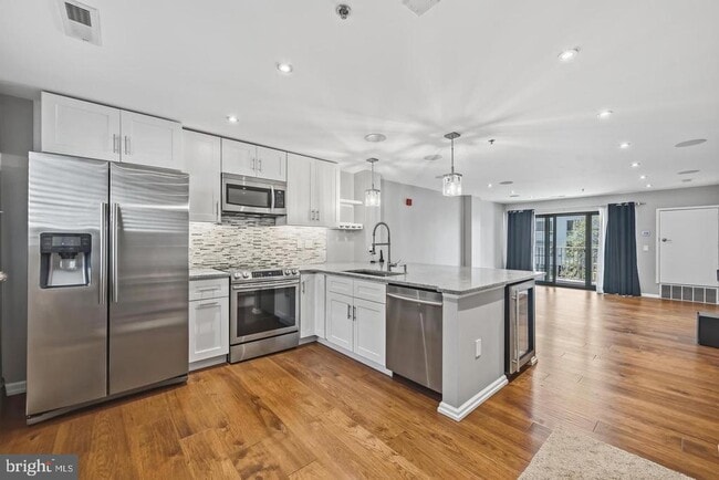 Building Photo - 2 Leverington Ave Unit 21