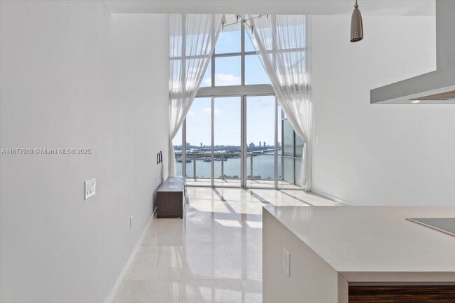 Photo - 1100 Biscayne Blvd Unidad 2305