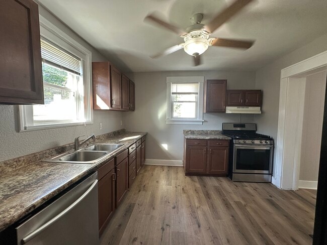 Photo - 211 W 9th St