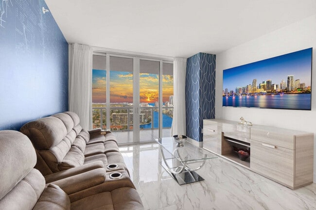 Building Photo - 2602 E Hallandale Beach Blvd Unit SI FL26-ID1359773P