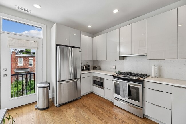 Photo - Gorgeous Upper Level 2BR/2.5BTH Condo with Rooftop Deck and Reserved Parking! Unit 2