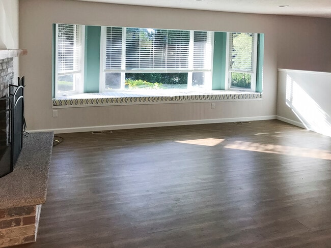 sala de estar - 913 NE Lakewood Dr