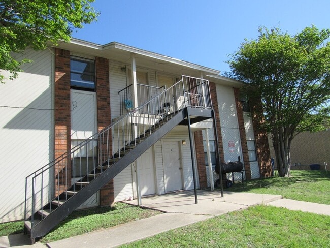 Building Photo - 301 North Dr Unit Apt D