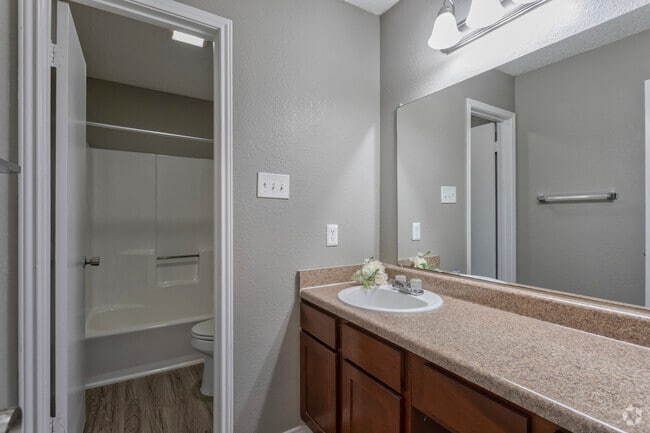 2BR, 2BA - 950 SF B1 - Bathroom