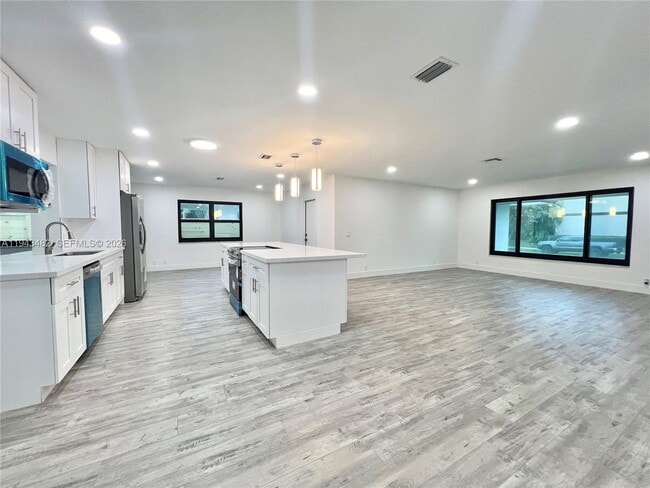 Photo - 641 NE 2nd St