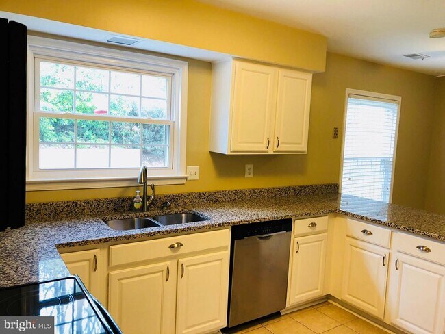 Photo - 15860 Montview Dr