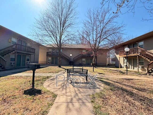 Photo - 928 N Goetz Blvd
