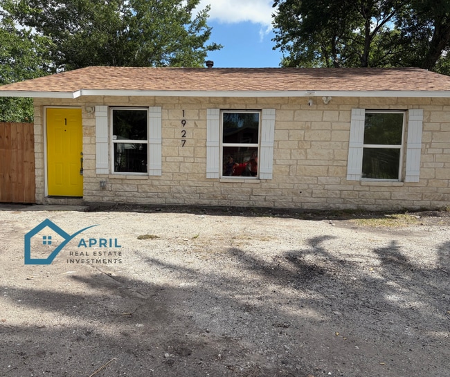 Front of the duplex - 1927 W Mayfield Blvd Casa Adosada