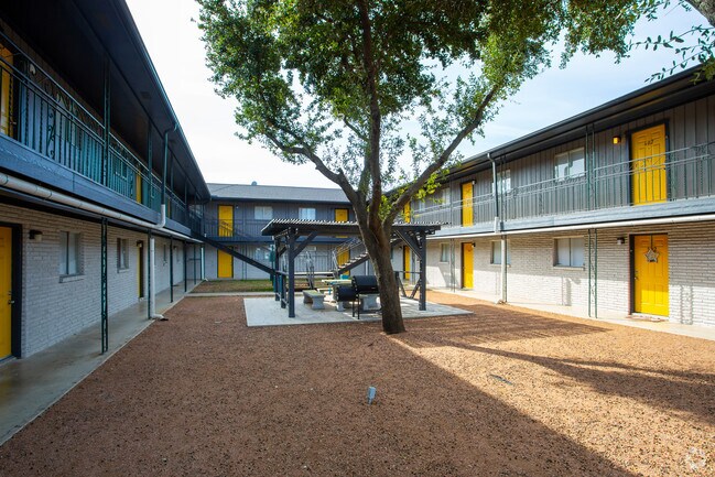 Courtyard - Western Oaks