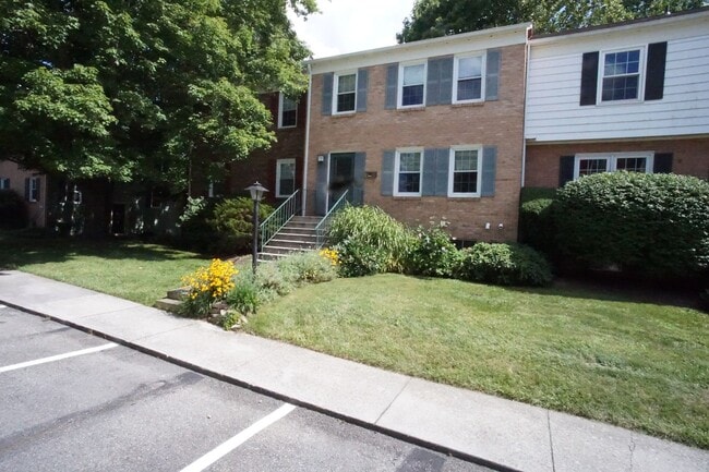 Building Photo - 3 bedroom / 2 1/2 Bath. Close to Campus. ... Rental