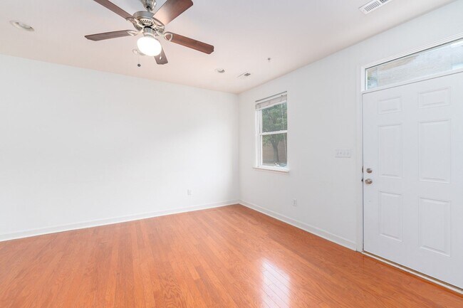 Photo - 1628 Light St