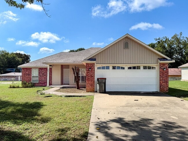 Building Photo - Gorgeous 3 Bed/2 Bath/2-Car Garage in Gree... Rental