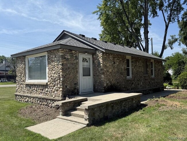 Photo - 5015 Sashabaw Rd