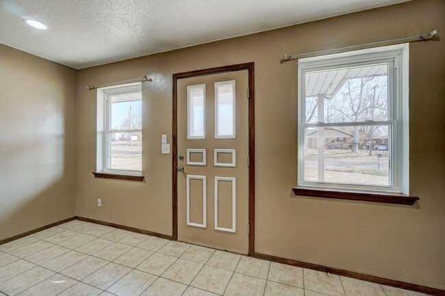Building Photo - Charming 2-Bedroom Home with Fenced Backyard in the Heart of Choctaw! Ask About Our $250 Off Move...
