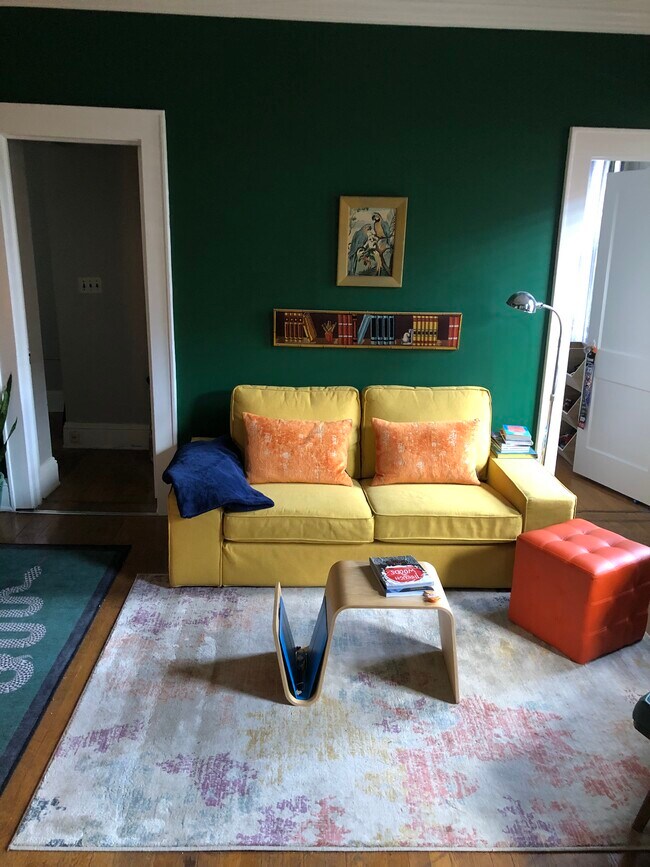 Living Room - 328 Cedar Ave Unit 2