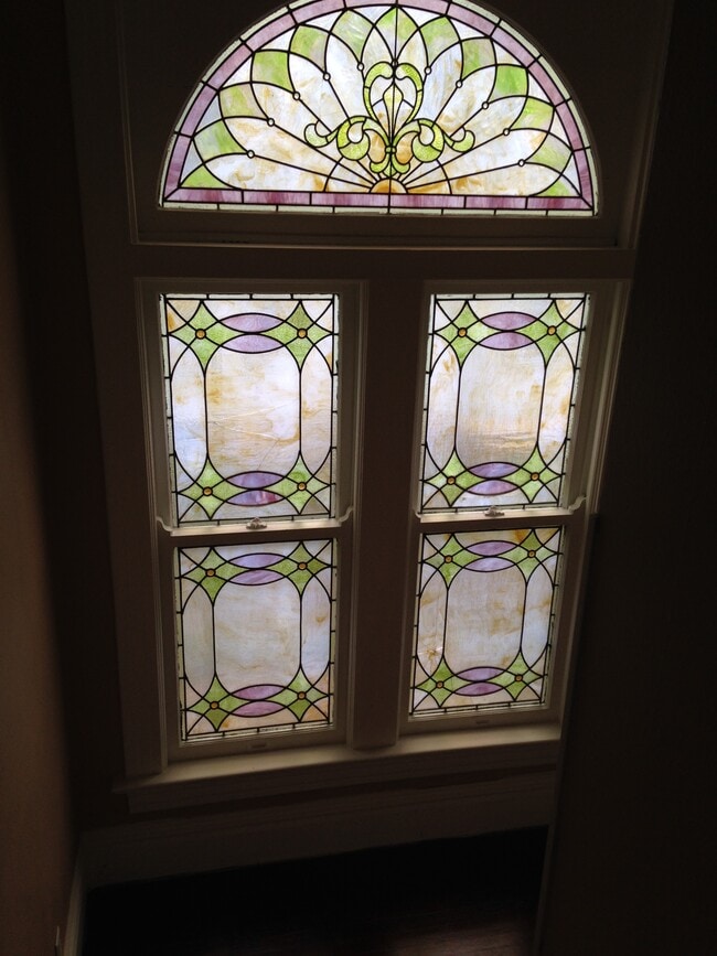 Ventana del hueco de la escalera - 1419 S Lowell Ave Unidad Upstairs