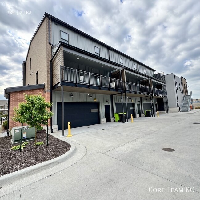 Building Photo - 2913 N Oak Trafficway Unit 2935