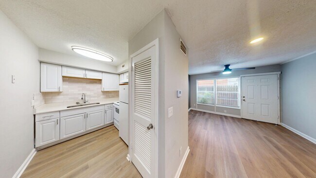 Photo - Spacious 1Bedroom/ 1Bathroom in Riverside – Washer/Dryer & Water INCLUDED! ** First Floor ** Unit 2887-1