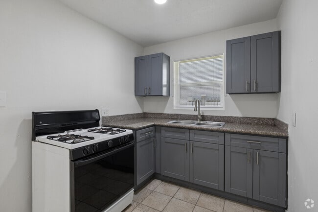 1BR, 1BA - 570SF - Kitchen