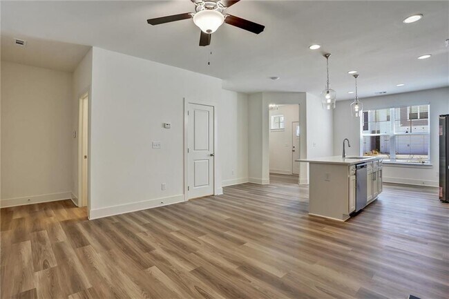 Photo - 1906 Victoria Rd